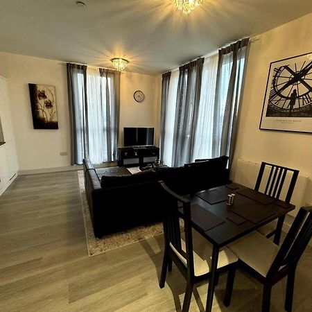 Cozy Bracknell Apartment With Modern Amenities Екстериор снимка