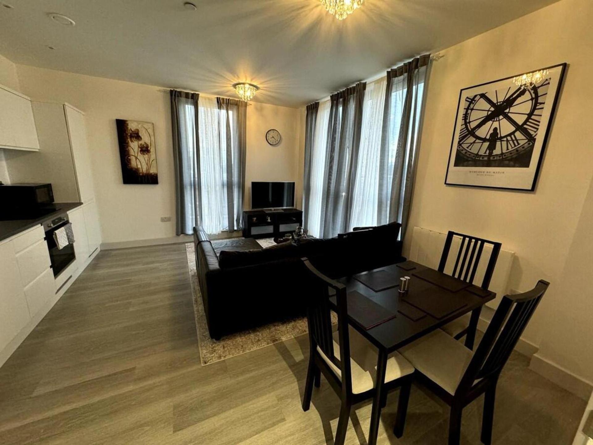 Cozy Bracknell Apartment With Modern Amenities Екстериор снимка