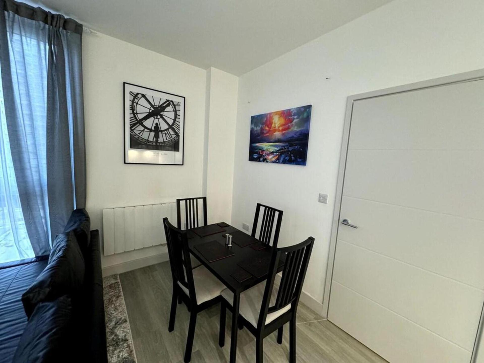 Cozy Bracknell Apartment With Modern Amenities Екстериор снимка