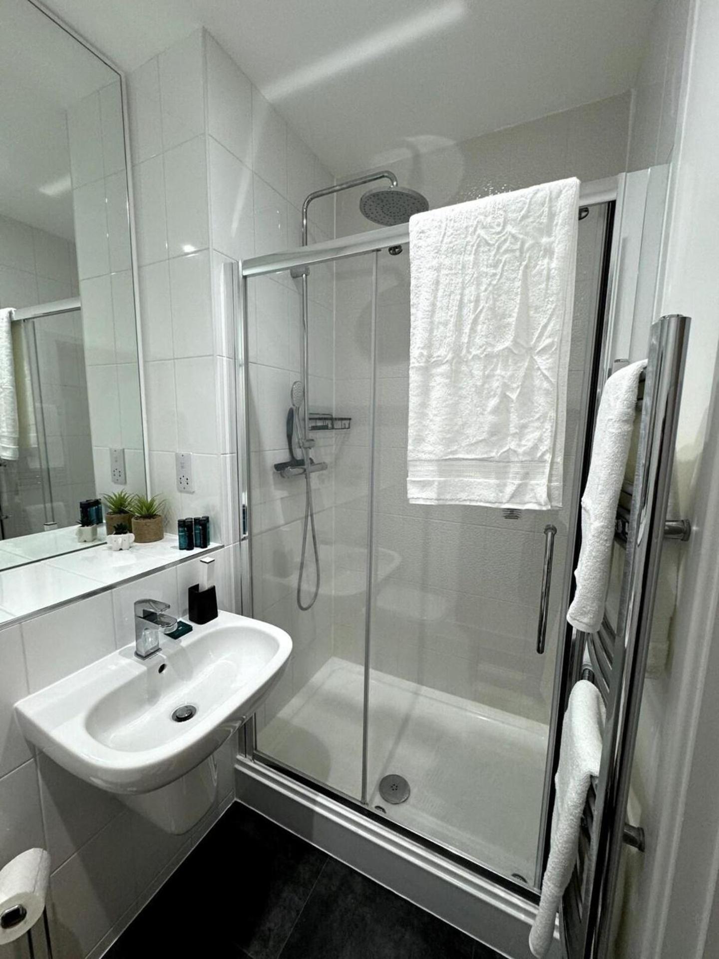Cozy Bracknell Apartment With Modern Amenities Екстериор снимка