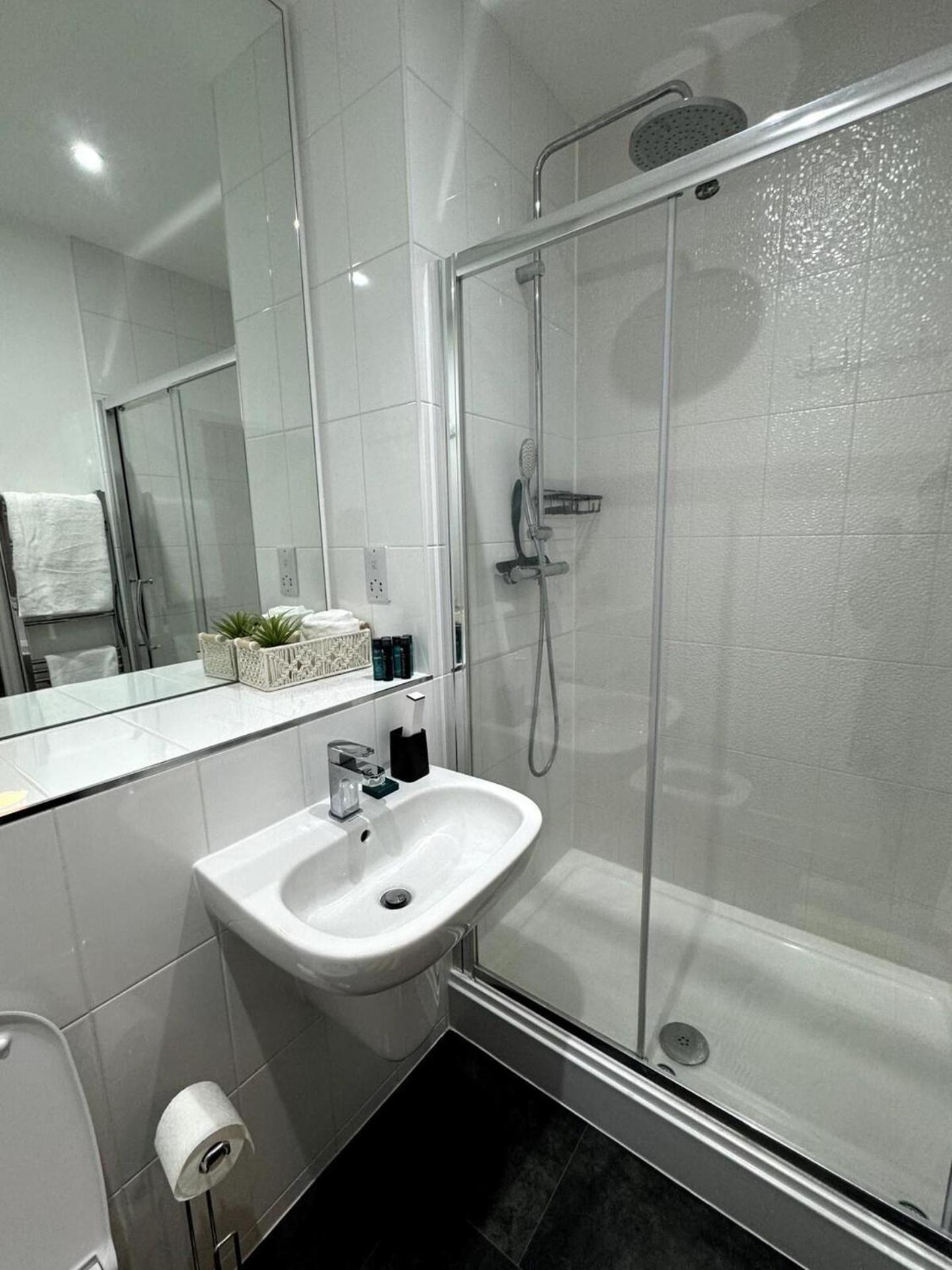 Cozy Bracknell Apartment With Modern Amenities Екстериор снимка